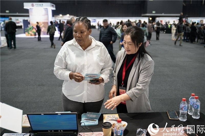 中企工作人員和當(dāng)?shù)厍舐氄呓徽?。希拉茲攝