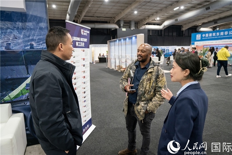 中企工作人員和當(dāng)?shù)厍舐氄呓徽?。希拉茲攝