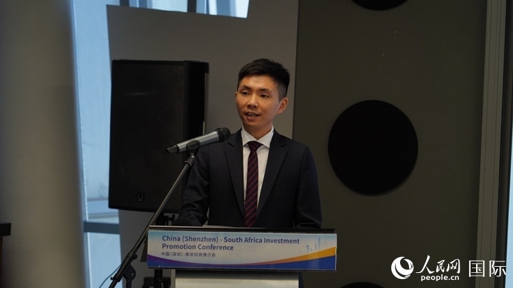 深圳市黃金珠寶首飾行業(yè)協(xié)會副會長李澤鋒介紹深圳市黃金珠寶產(chǎn)業(yè)發(fā)展情況。人民網(wǎng) 劉暢攝