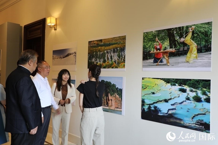 四川省文化和旅游廳副廳長王成平、墨西哥松林文化中心展覽部主任盧西亞·恩里克斯·岡薩雷斯·薩拉維亞、墨西哥中國文化中心主任石岳文參觀圖片展。拍攝者為墨西哥分社外籍雇員埃內斯托·多明戈斯