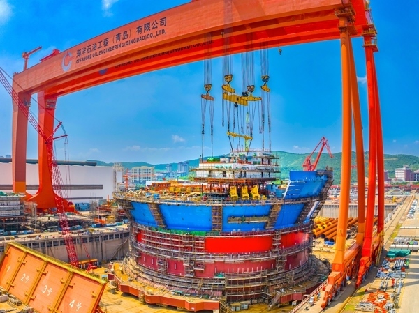 “?？惶?hào)”通過雙龍門吊進(jìn)行總裝。侯憲鵬攝