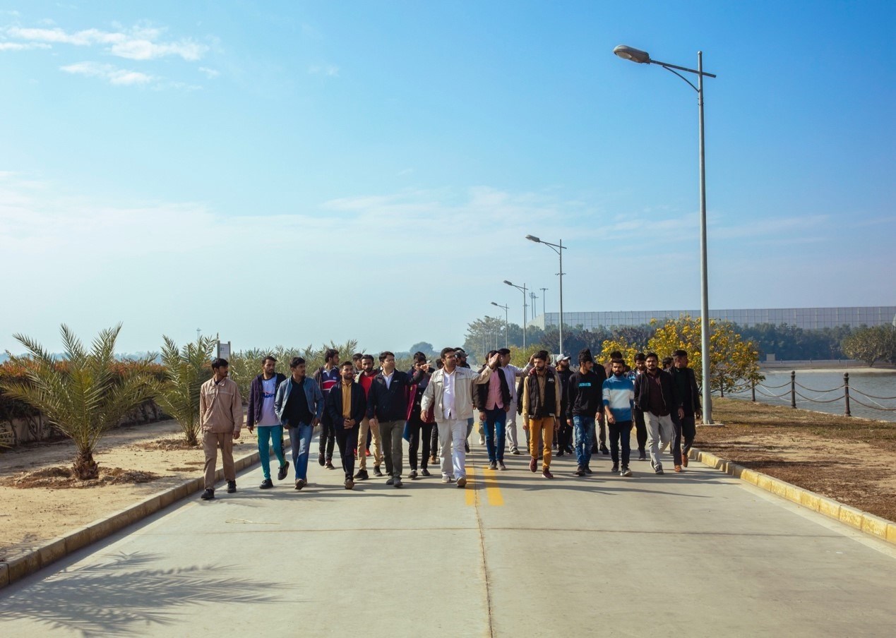 職業(yè)技校學(xué)員參觀中巴經(jīng)濟(jì)走廊薩希瓦爾電站。中國(guó)華能薩希瓦爾電站 供圖