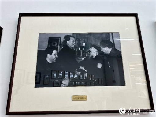 萬徒勒里（左一）與艾青、蕭三、齊白石的老照片。人民網(wǎng)記者 周雨攝