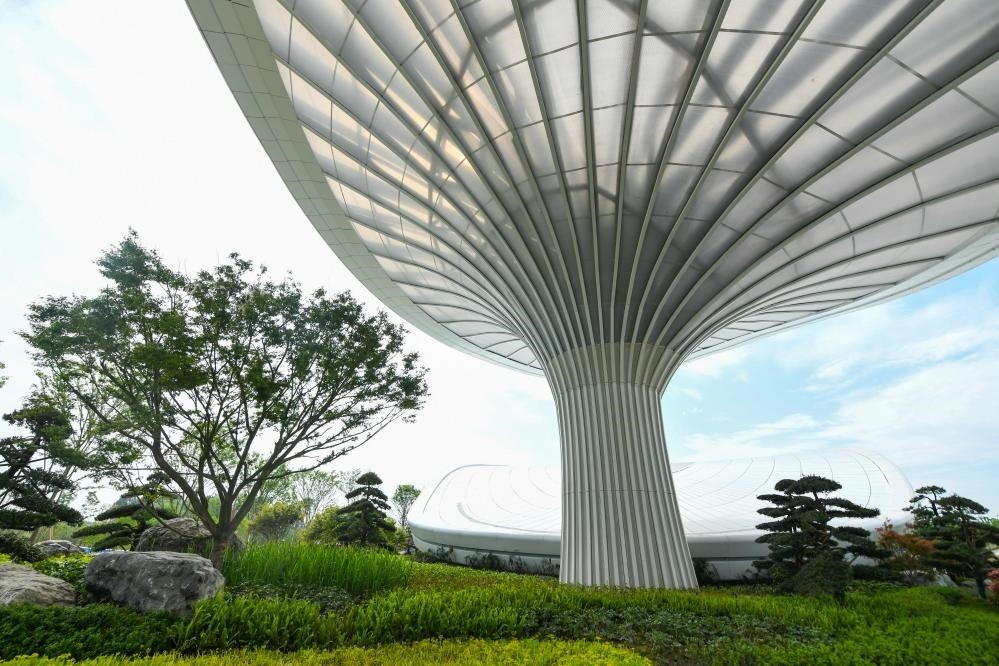 這是2024年4月22日拍攝的成都世園會主會場入口處的“芙蓉花”底部，它兼具收集雨水、循環(huán)利用的功能。新華社記者 王曦 攝
