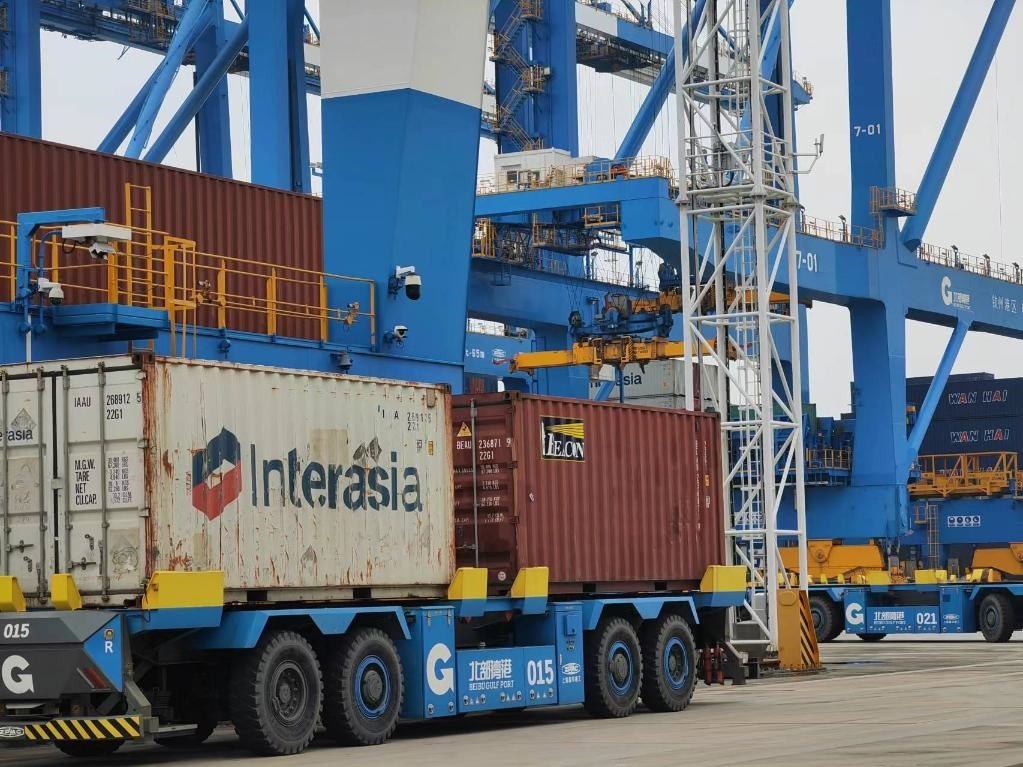 在欽州自動化集裝箱碼頭，智能導(dǎo)引運(yùn)輸車在運(yùn)送集裝箱。新華社記者趙歡 攝