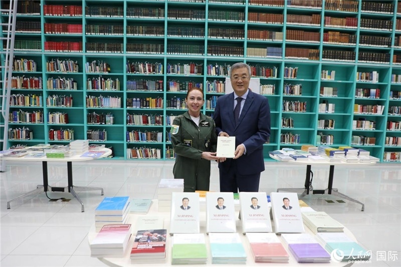 授課后，中國(guó)駐巴西大使祝青橋向巴西高等防務(wù)學(xué)院圖書館捐贈(zèng)了150本書籍。圖為祝青橋和巴西高等防務(wù)學(xué)院院長(zhǎng)卡拉·利里奧·馬丁斯在圖書捐贈(zèng)儀式上。 人民網(wǎng)記者 陳一鳴攝