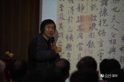 國家畫院王東聲教授介紹中國書法作品。人民網(wǎng)記者 殷淼攝