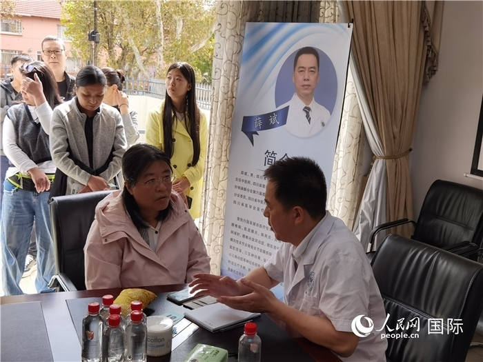 中醫(yī)專家為當(dāng)?shù)厝A僑華人提供中醫(yī)咨詢和診療服務(wù)。 （本報(bào)記者 楊謳 攝）