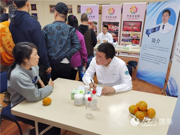 中醫(yī)專家為當(dāng)?shù)厝A僑華人提供中醫(yī)咨詢和診療服務(wù)。 （本報(bào)記者 楊謳 攝）