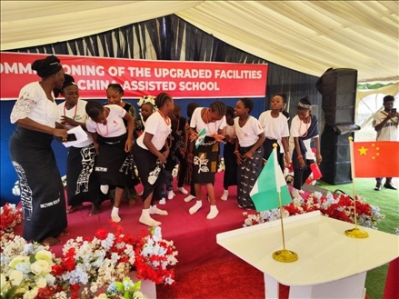 師生們載歌載舞。駐尼日利亞使館供圖