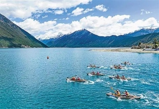 2024年4月20日，2024年巴松措國(guó)際漂流公開(kāi)賽的選手在比賽中。 新華社記者 孫非攝