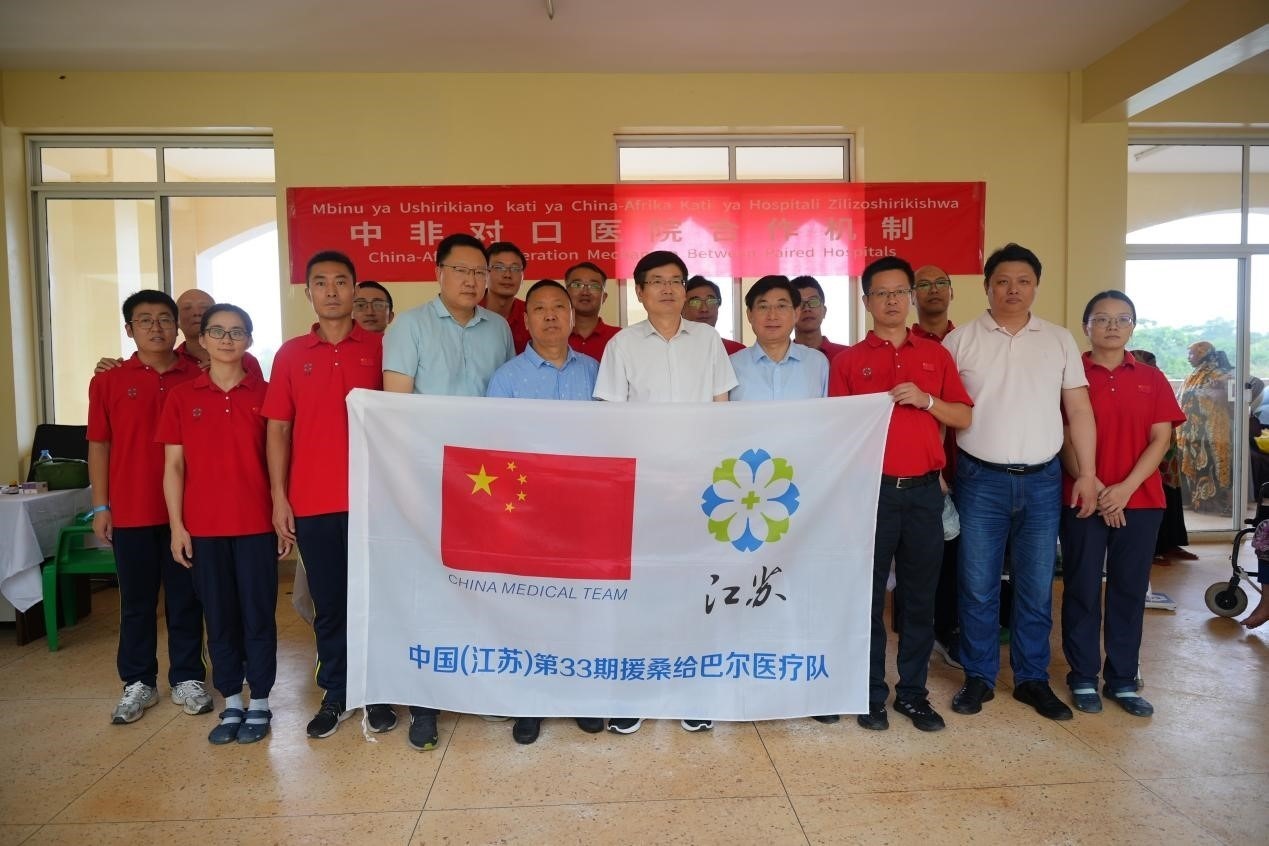 揚州市衛(wèi)健系統(tǒng)代表團和醫(yī)療隊在義診現(xiàn)場合影。中國援桑醫(yī)療隊供圖