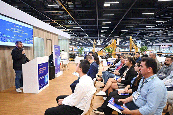 當(dāng)?shù)貢r(shí)間4月26日，深圳市發(fā)展和改革委員會(huì)在巴西圣保羅國(guó)際工程機(jī)械及礦山機(jī)械展上舉行專題推介會(huì)，介紹將于今年下半年在深圳市舉辦的2024國(guó)際數(shù)字能源展。 2024國(guó)際數(shù)字能源展組委會(huì)供圖