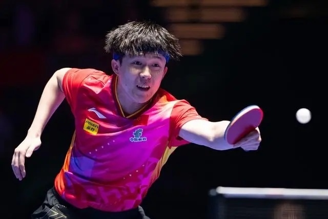 2024年4月15日，王楚欽在澳門世界杯比賽中回球。新華社記者 張金加攝