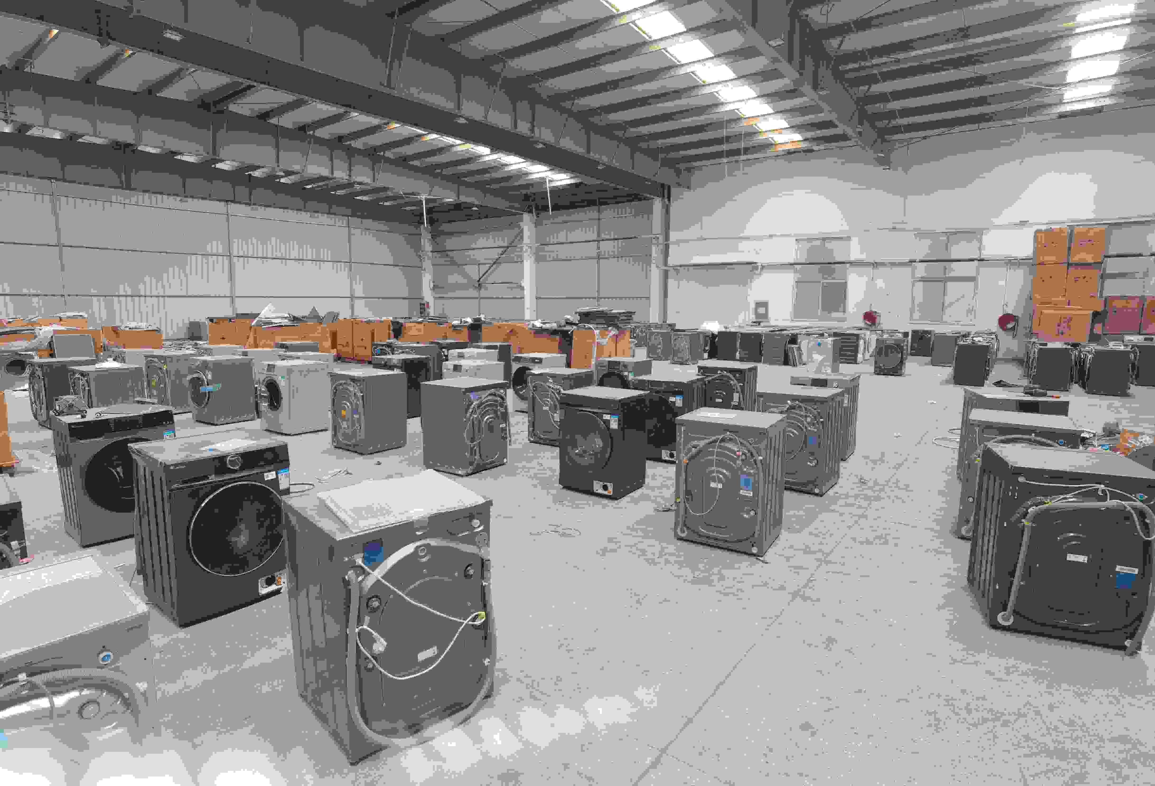 專案組民警查扣涉案場所及假冒知名品牌洗衣機(jī)。巨野警方供圖