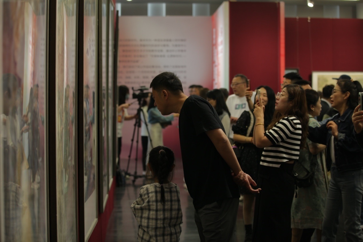 嘉賓及教研員、教師代表參觀展覽。主辦方供圖