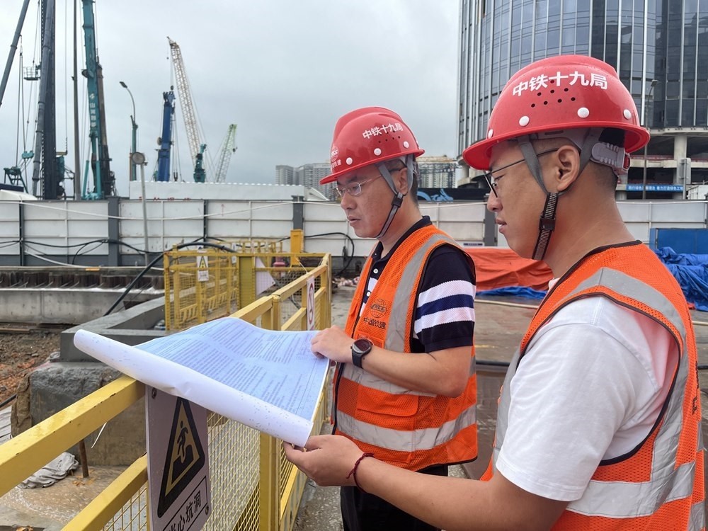 2024年4月26日，深圳市五一勞動(dòng)獎(jiǎng)?wù)芦@得者、中鐵十九局軌道公司項(xiàng)目副經(jīng)理夏荔（左）在穗莞深城際鐵路前皇段皇崗口岸站建設(shè)現(xiàn)場(chǎng)忙碌。新華社發(fā)