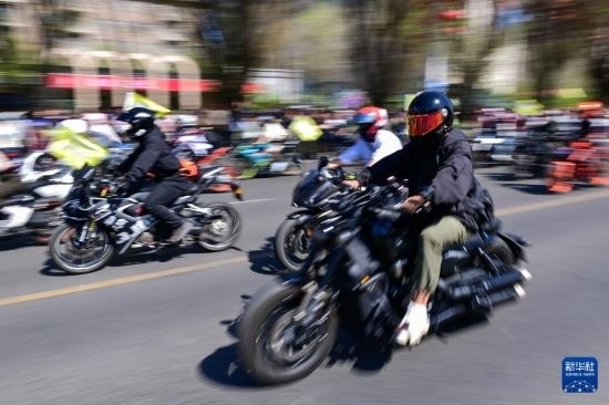 這是4月30日在新疆烏魯木齊市舉行的巡游活動上拍攝的摩托機車方陣。