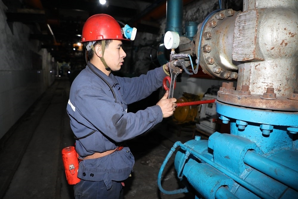 2024年4月30日，冀中能源峰峰集團(tuán)新屯礦機(jī)電區(qū)副區(qū)長(zhǎng)顧博在井下泵房檢修水泵。新華社發(fā)