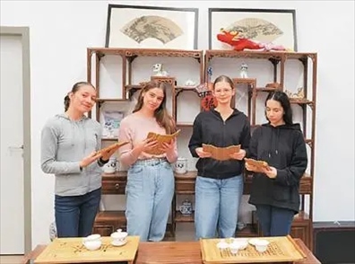 匈中雙語學(xué)校的學(xué)生胡靈月(左一)、宋智孝(右二)學(xué)習(xí)中國茶文化。