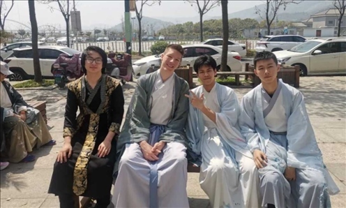 匈牙利學(xué)生與襄陽三十六中學(xué)生友好交流。