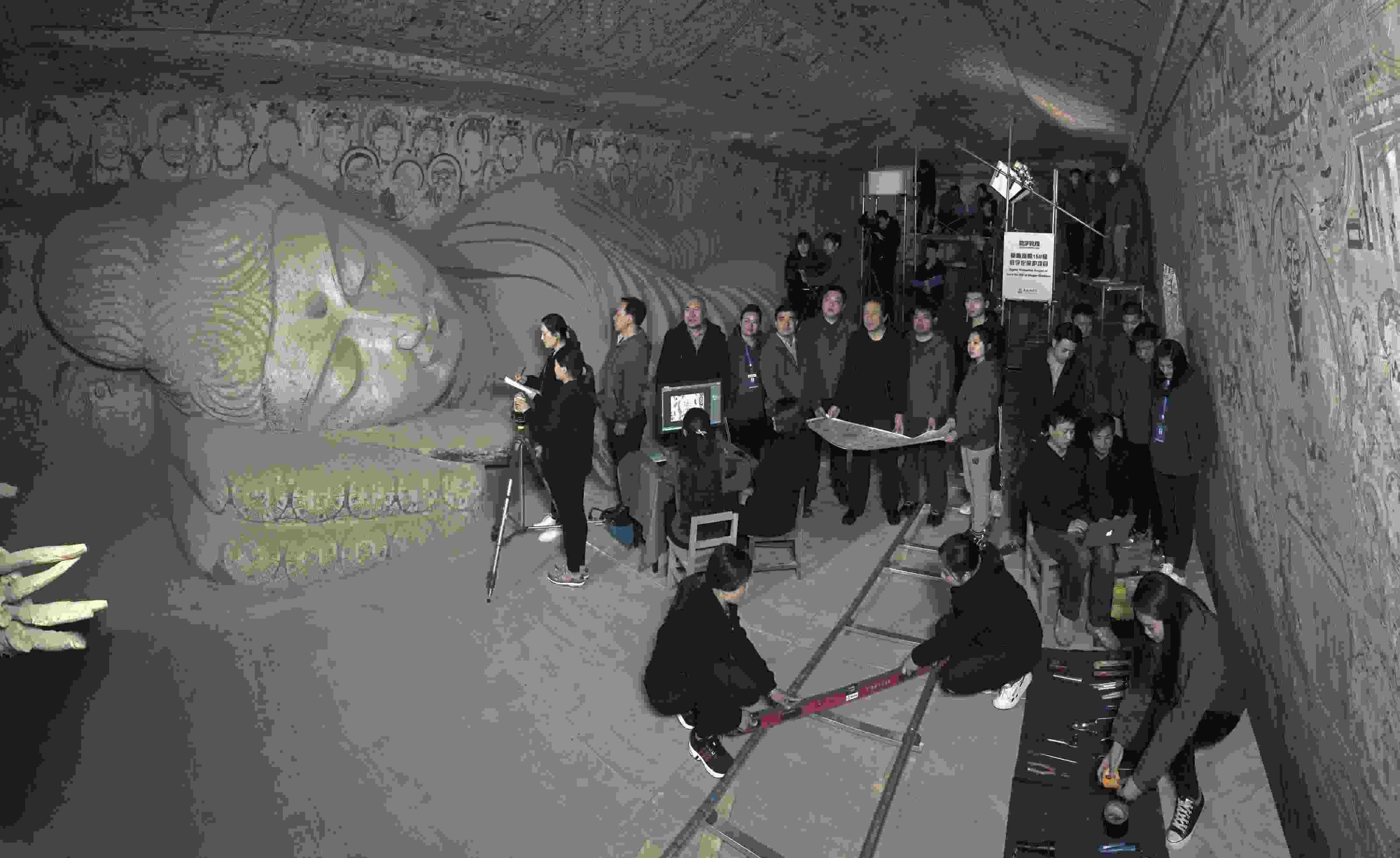 敦煌研究院文物數(shù)字化團(tuán)隊(duì)在莫高窟第158窟工作現(xiàn)場(chǎng)。敦煌研究院供圖