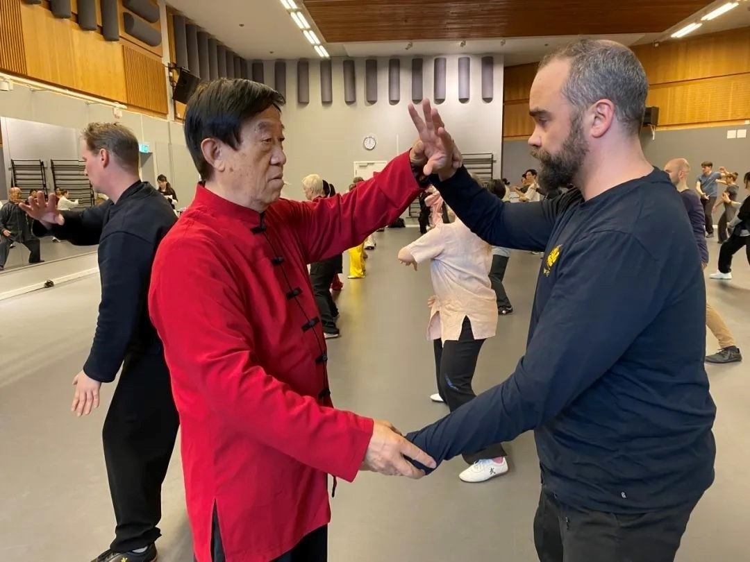 陳正雷老師親自示范指導(dǎo)。斯德哥爾摩中國文化中心供圖