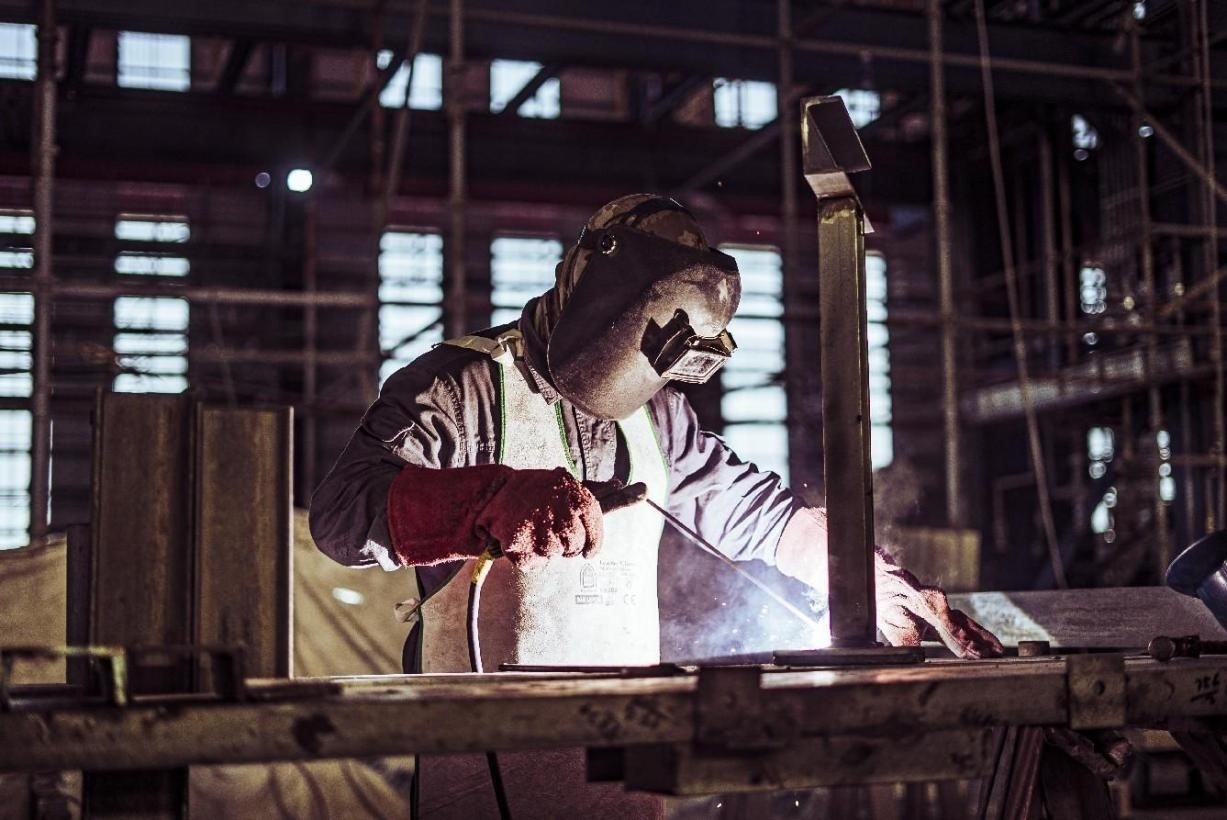 工人在沙特國王港項目現(xiàn)場進(jìn)行焊接操作。山東電建供圖