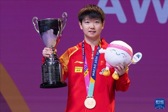 2024年4月21日，在2024年澳門國際乒聯(lián)女子世界杯決賽中，孫穎莎奪得冠軍。圖為孫穎莎在頒獎臺上。新華社記者 張金加 攝