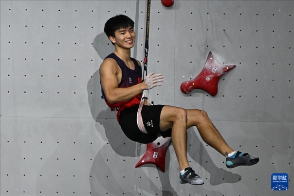 2024年4月13日，在江蘇吳江舉行的2024年國際攀聯(lián)攀巖世界杯（吳江站）男子速度決賽中，中國選手伍鵬獲得冠軍。圖為中國選手伍鵬在決賽后慶祝。新華社發(fā)（王須中攝）