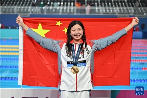 2024年2月13日，2024年世界游泳錦標(biāo)賽游泳項目女子100米蛙泳決賽在卡塔爾多哈舉行。圖為冠軍中國選手唐錢婷在頒獎儀式后慶祝。新華社記者 薛宇舸 攝