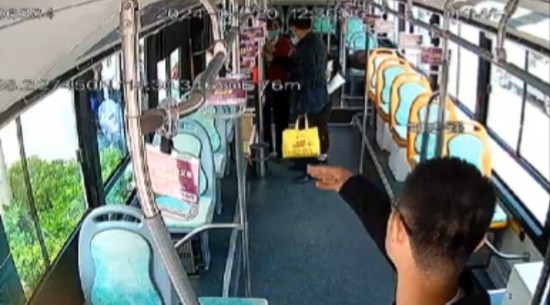 公交車上他一聲大吼！魏杰，好樣的！