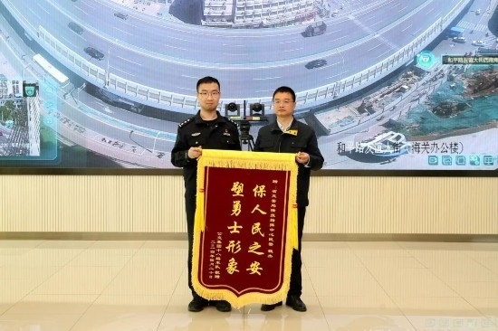 公交車上他一聲大吼！魏杰，好樣的！