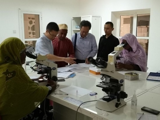 廣州中醫(yī)藥大學(xué)青蒿抗瘧援外醫(yī)療隊(duì)考察科摩羅國(guó)家瘧疾防治中心實(shí)驗(yàn)室。