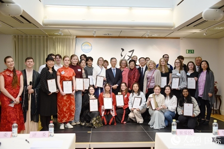 中國駐瑞典大使崔愛民、使館負責教育事務的黃立瓊參贊、預選賽評委老師和指導老師，以及所有獲獎選手合影留念。人民網記者 殷淼攝