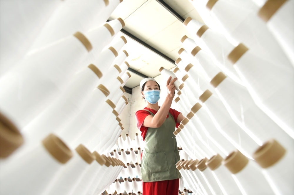 2024年5月1日，工人在山東省淄博市沂源縣悅莊工業(yè)園一玻纖企業(yè)整理加工的產(chǎn)品。新華社發(fā)（趙東山攝）