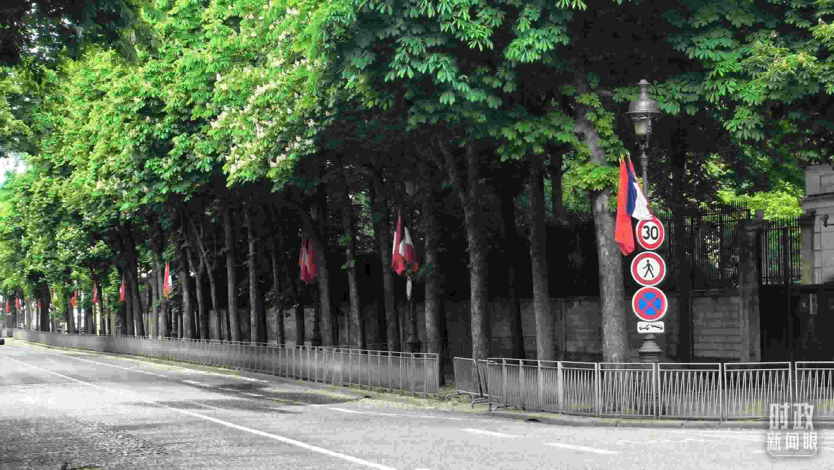 △巴黎道路兩側(cè)懸掛中法兩國國旗。（總臺央視記者鄂介甫拍攝）