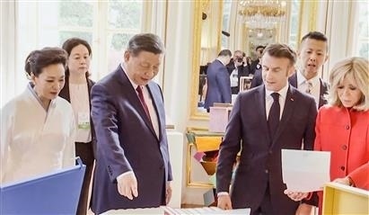 △當(dāng)?shù)貢r(shí)間5月6日下午，在中法領(lǐng)導(dǎo)人會(huì)談前，習(xí)近平主席向馬克龍總統(tǒng)贈(zèng)送中國(guó)翻譯的法國(guó)小說(shuō)。