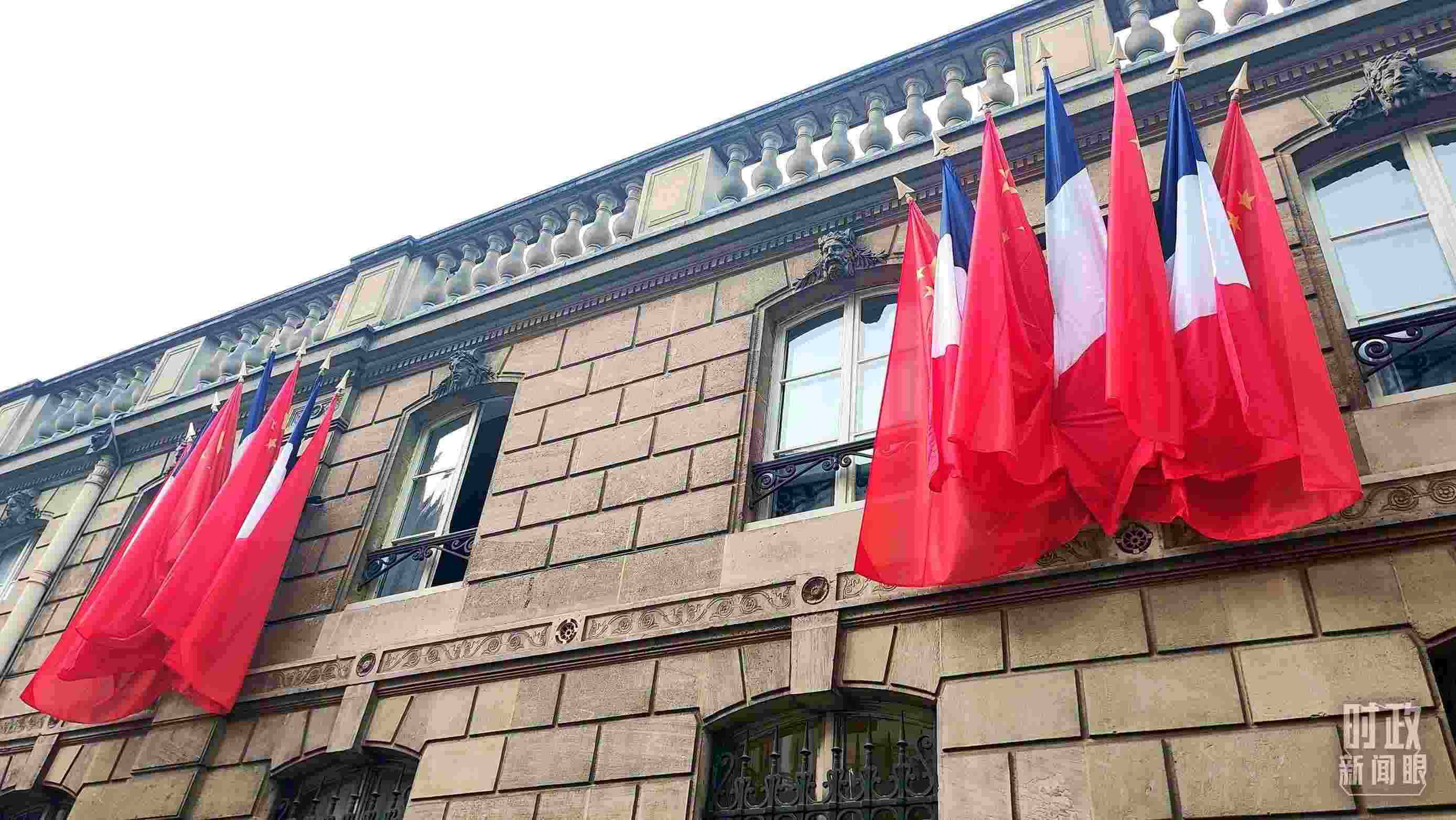 △中法歐領(lǐng)導(dǎo)人三方會晤地點(diǎn)——愛麗舍宮懸掛中法兩國國旗。（總臺央視記者劉琦拍攝）
