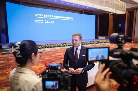 4月26日，寶馬集團董事長齊普策接受采訪。新華社記者 潘昱龍 攝