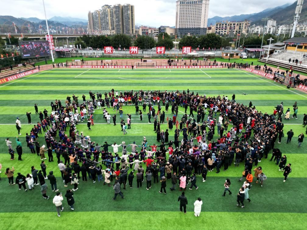 比賽結(jié)束后，兩隊(duì)隊(duì)員、親友團(tuán)和大批觀眾手拉手跳起侗族舞蹈。新華社發(fā)（王炳真攝）