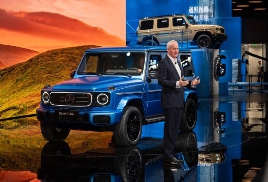 4月25日，在北京中國國際展覽中心順義館舉行的2024北京車展上，梅賽德斯—奔馳集團股份公司董事會成員唐仕凱介紹梅賽德斯—奔馳純電G級越野車。新華社記者 才揚 攝