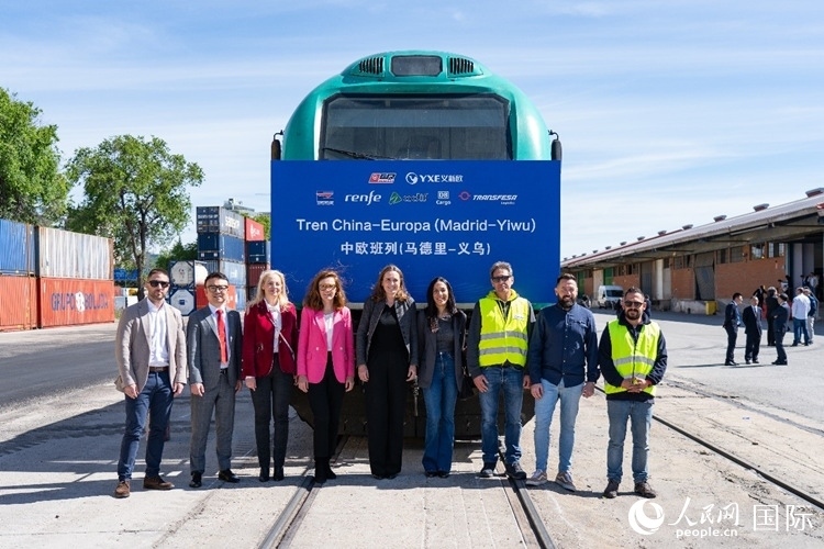 義新歐集團合作伙伴德鐵貨運歐亞有限公司員工與紀念號班列合影留念。大衛(wèi)·阿瑪爾攝