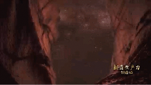 要甄別并發(fā)現(xiàn)暗物質(zhì)粒子，如同在一場(chǎng)人聲鼎沸的足球比賽現(xiàn)場(chǎng)聽(tīng)見(jiàn)一根鋼針跌落的聲音。