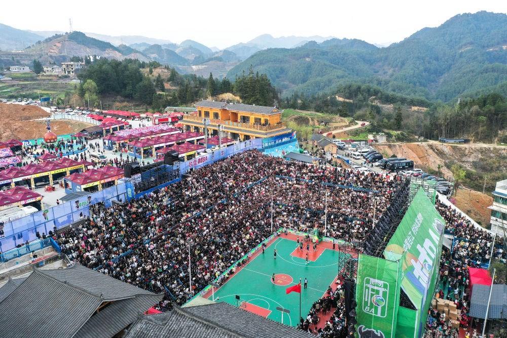 貴州省臺江縣舉辦的2024年“村BA”球王爭霸賽現(xiàn)場（2024年3月22日攝，無人機(jī)照片）。新華社記者 楊文斌 攝