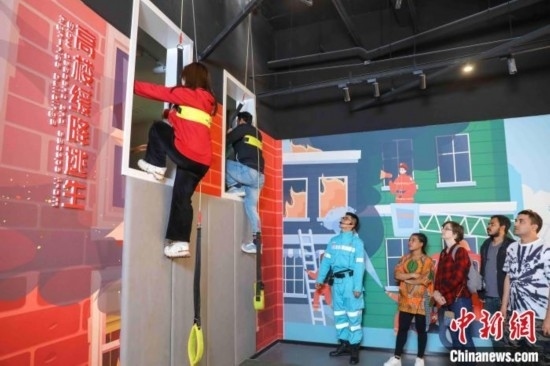 5月9日，留學(xué)生體驗?zāi)M高樓緩降逃生。張鷹 攝