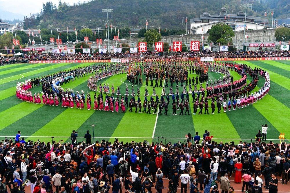 演員在貴州省榕江縣舉辦的2024年第二屆貴州“村超”總決賽開幕式上表演節(jié)目（2024年3月16日攝）。新華社記者 楊文斌 攝