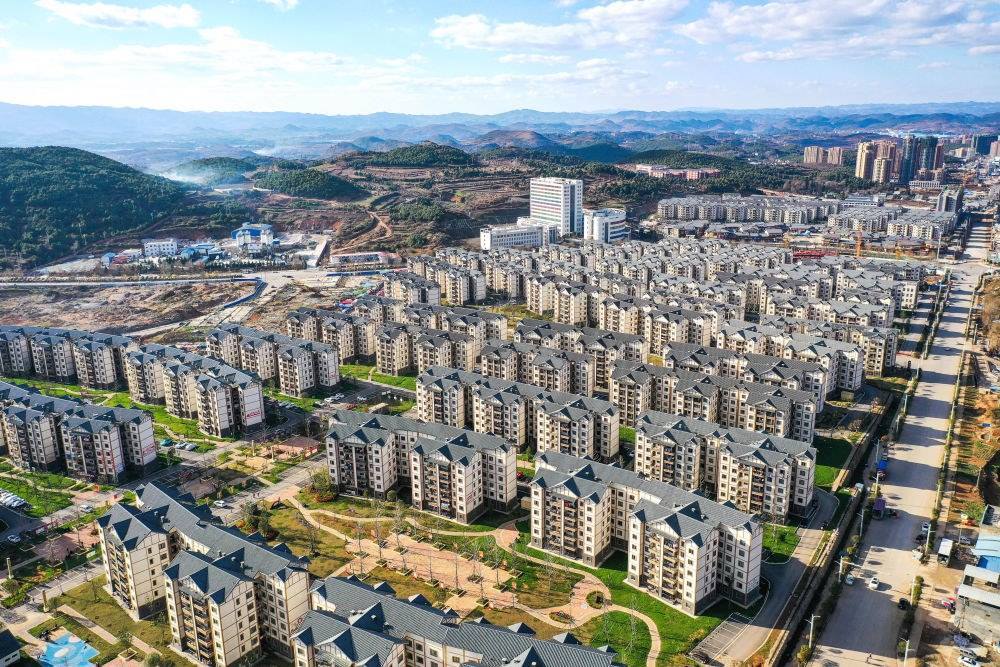 貴州省威寧縣五里崗街道朝陽新城易地扶貧搬遷安置小區(qū)（2021年11月28日攝，無人機(jī)照片）。新華社記者 楊文斌 攝