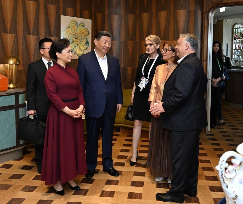 當?shù)貢r間5月10日中午，國家主席習近平和夫人彭麗媛在布達佩斯應邀出席匈牙利總理歐爾班和夫人舉行的餞行活動。