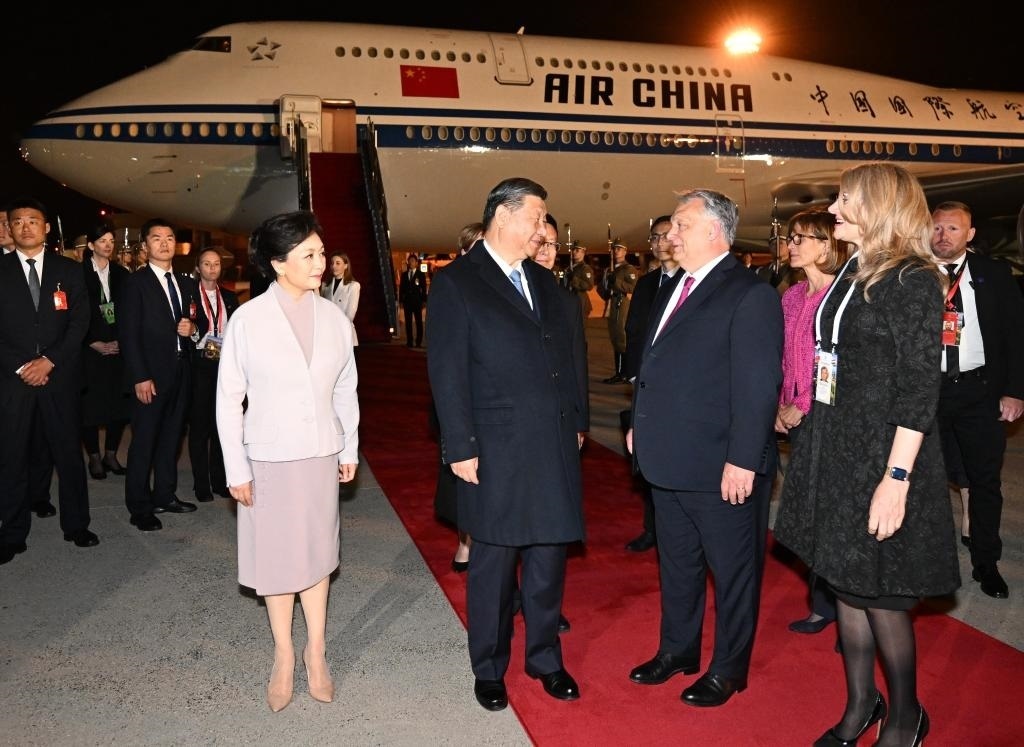 當?shù)貢r間5月8日晚，國家主席習近平乘專機抵達布達佩斯。匈牙利總理歐爾班夫婦、外長西雅爾多等政府高級官員在機場熱情迎接習近平和夫人彭麗媛。